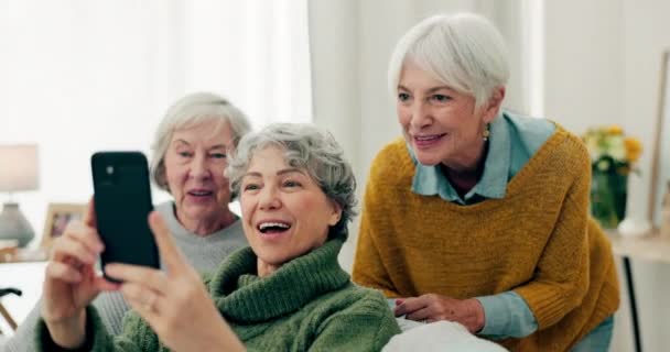 老年妇女 朋友和视频在家里沙发上打电话聊天 聊天或虚拟团聚 老年人或老年人聚集在休息室里进行在线交流 社交媒体和放松身心 — 图库视频影像