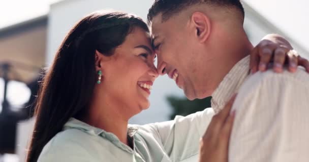 夫妻和额头在户外接触 以获得爱情 感情或结合 亲密时刻的微笑 浪漫与信任 婚姻中的支持或承诺 — 图库视频影像