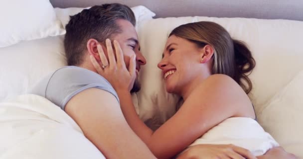 Glimlach Liefde Een Paar Knuffels Bed Ochtend Voor Het Verenigen — Stockvideo