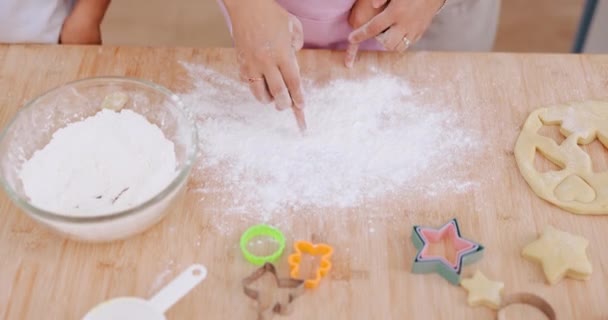 在家里做饭甜点时 面粉和孩子们的手在厨房桌子或柜台上烘焙形状 作为爱情的象征或标志 面包店 学习和家长帮助或教孩子制作饼干作为支持 — 图库视频影像