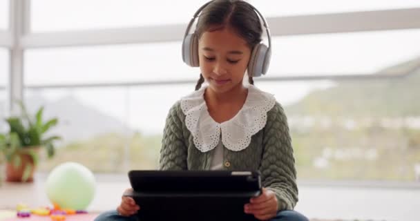 Mädchen Kind Kopfhörer Und Tablet Hause Boden Und Musik Hören — Stockvideo