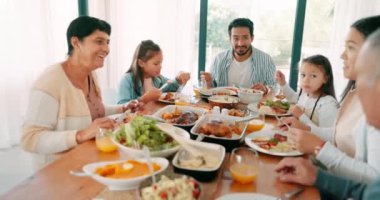 Çocuklar, ebeveynler ve büyükbabalar Şükran Günü 'nde bir aile olarak birlikte yemek yiyorlar. Aşk, öğle yemeği ya da çocuklar ve akrabalarla birlikte bir tatil sırasında yemek masasında brunch..