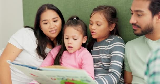 Mutter Vater Und Kinder Lesen Ein Buch Auf Dem Bett — Stockvideo