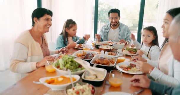感謝祭で一緒に食事をする子供たち 祖父母は お祝いの絆のための家族として 休日の間 ダイニングルームのテーブルで子供や親戚との愛 またはブランチフード — ストック動画