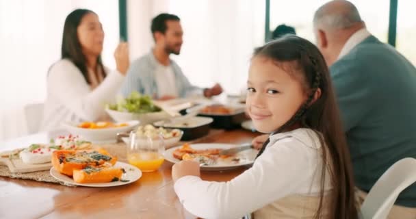 Święto Dziękczynienia Uśmiech Dziewczyna Rodziną Wspólną Uroczystość Podczas Jedzenia Lub — Wideo stockowe