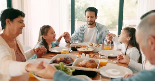 Dua Ediyorlar Din Büyük Aile Öğle Yemeğinde Evlerinin Yemek Odasında — Stok video