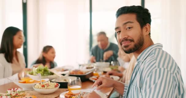和一个男人和他的家人一起吃饭 一起庆祝 午餐或早午餐 在家中的饭桌上 有一位快乐父亲的画像 — 图库视频影像