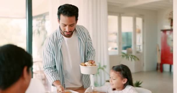 在感恩节宴会上 父母和祖父母像一家人一样 一起吃着粘合在一起的食物庆祝 假日期间 早午餐和与亲戚一起在餐厅吃饭的孩子 — 图库视频影像
