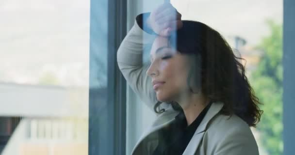 商业女性 头痛和错误中的压力 精神健康或抑郁倾向于在办公室的窗口 在工作场所 患偏头痛 焦虑症或因悲伤而失败的沮丧女性 — 图库视频影像