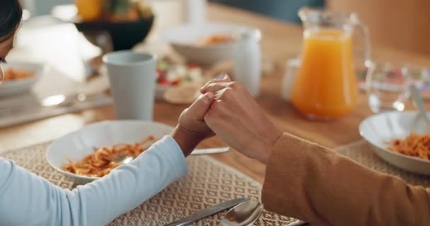 Kezek Étel Ima Családi Étkezés Együtt Szülők Gyermek Hittel Hála — Stock videók