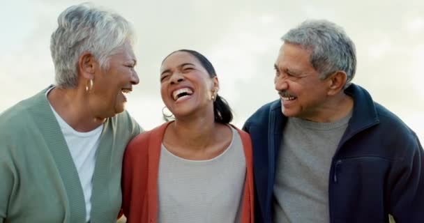 Risas Playa Mujer Con Sus Padres Mayores Unas Vacaciones Familiares — Vídeo de stock