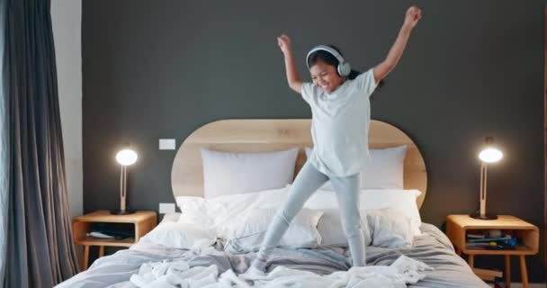 Молодая Девушка Танцы Кровать Дома Музыкой Счастливы Песни Утром Молодежь — стоковое видео