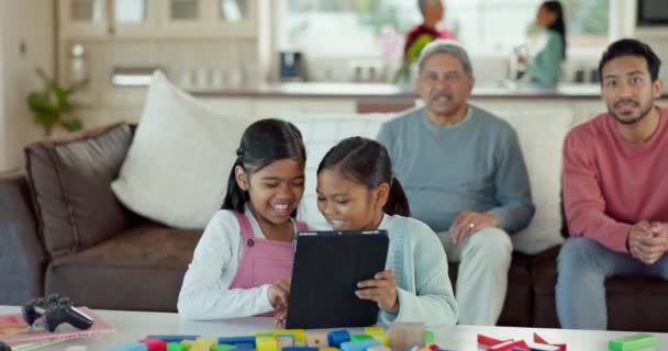 平板电脑和家庭与技术和教育应用促进发展与微笑 孩子们和数字游戏在一个有网络的休息室里 在一个有快乐女孩在线的青年网站上 — 图库视频影像