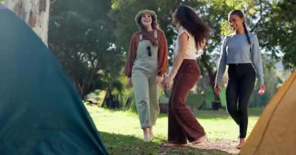 Camping Chicas Hablar Juntos Aire Libre Para Aventura Vacaciones Verano — Vídeos de Stock
