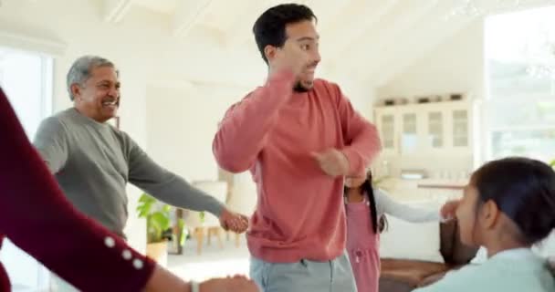 Eltern Kinder Und Großeltern Wohnzimmer Tanzen Kreis Haben Spaß Und — Stockvideo