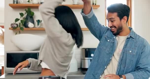 家庭でのケアとの幸せな関係のためのキッチンでロマンス ダンス 愛や絆 幸福と約束のためのパートナーシップの楽しさを祝うために運動を持つ男性または女性 — ストック動画