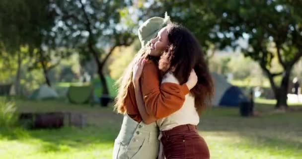 Amigo Chicas Abrazo Campamento Aire Libre Con Conversación Vacaciones Medio — Vídeos de Stock