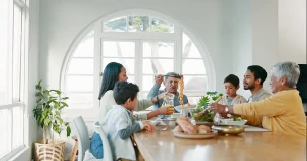 Comida Familia Grande Comer Juntos Casa Generaciones Comedor Vinculación Celebrar — Vídeos de Stock