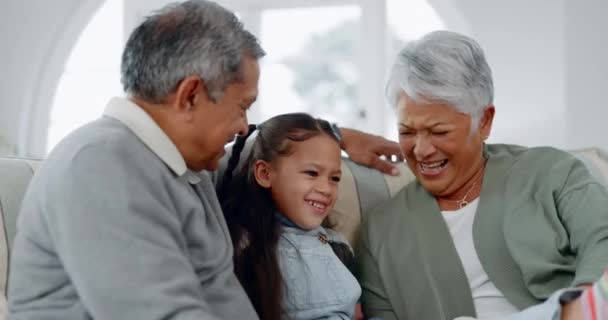 Criança Avós Felizes Rindo Sofá Sala Estar Por Amor Cuidado — Vídeo de Stock