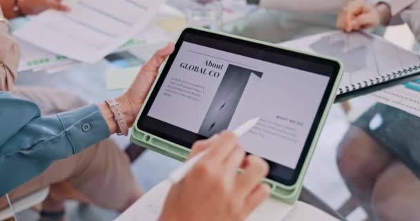 Tablet Mãos Sobre Nós Página Com Design Site Pesquisa Para — Vídeo de Stock