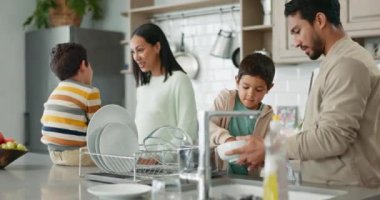 Temizlik, mutluluk ve bakteri, hijyen ve sabun için mutfakta aile ile birlikte öğrenme. Evde köpük, sağlık ve temizliğe yardımcı olan ebeveynler ve çocuklarla aşk, su ve bulaşık yıkama.