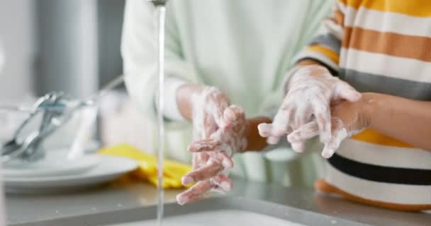 Skum Tvätt Och Händer Med Barn Eller Förälder För Att — Stockvideo