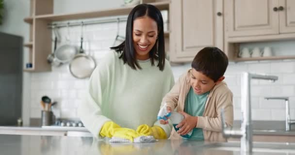 Sprzątanie Pomoc Spray Matką Synem Kurz Sanitarne Sprzątanie Nauka Sprzątanie — Wideo stockowe