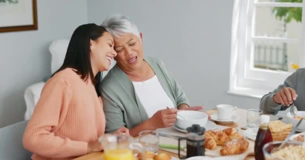 Starsza Mama Kobieta Śniadanie Przy Stole Uścisk Pogawędka Odżywianiem Żart — Wideo stockowe