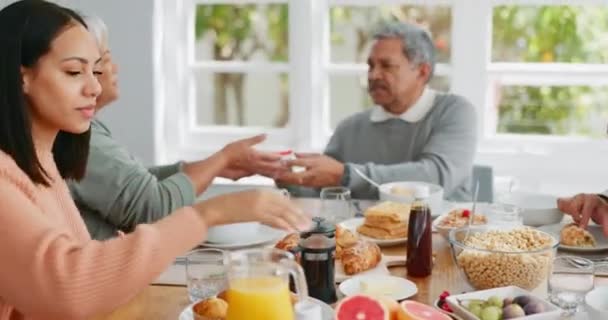 Aamiainen Ruoka Aamu Suuren Perheen Kanssa Pöydässä Apua Kiitollisuutta Herätä — kuvapankkivideo