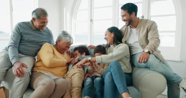 与孩子 祖父母和父母在一起的爱抚 沙发和家庭的家 沙发和老年人 与母亲 父亲和年幼子女在一起 并在家里得到愉快的支持 — 图库视频影像