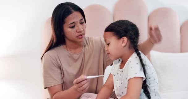 Krankes Kind Mutter Und Umarmung Mit Thermometer Komfort Und Hausarbeit — Stockvideo