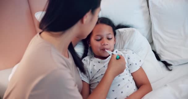 Mutter Krankes Kind Bett Mit Thermometer Für Erkältung Oder Grippe — Stockvideo