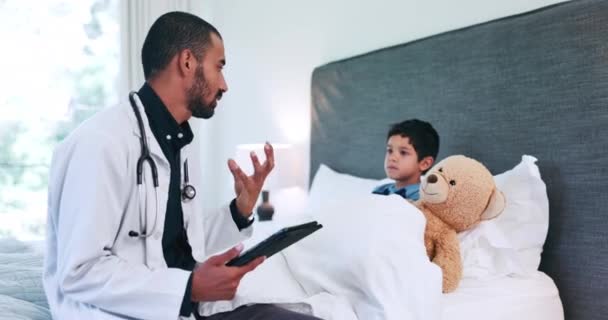 Orvos Beszél Tabletta Gyermek Ágyban Teddy Mackó Egészségügyi Alkalmazás Értékelésére — Stock videók