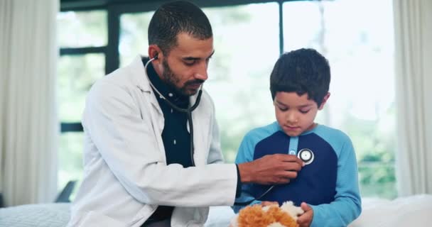Lekarz Chłopiec Dziecko Stetoskop Klinice Lwimi Zabawkami Opieki Zdrowotnej Oceny — Wideo stockowe