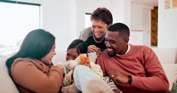 Szczęśliwy Łaskotanie Dzieci Rodzicami Kanapie Salonie Nowoczesnego Domu Rodzinnego Śmiejąc — Wideo stockowe