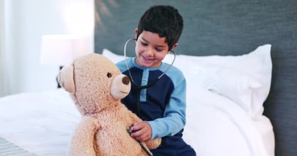 Junge Kind Stethoskop Und Spiel Mit Teddybär Zuhören Und Lächeln — Stockvideo