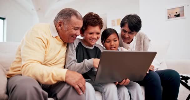 祖父母和孩子们一起坐在笔记本电脑上 或者一起在沙发上的客厅里开心地参观 老年男女带着孩子和上网进行电子学习或游戏的肖像 — 图库视频影像