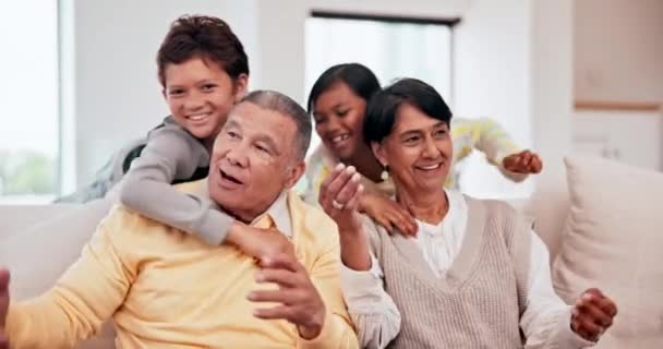 Família Feliz Avós Crianças Abraçam Sofá Uma Sala Estar Sua — Vídeo de Stock