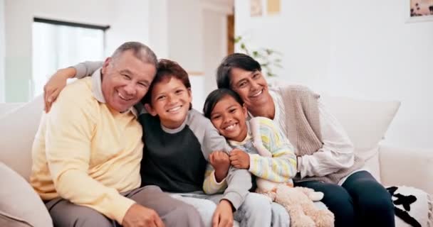Rostro Familia Abuelos Hijos Felices Juntos Sofá Una Sala Estar — Vídeos de Stock