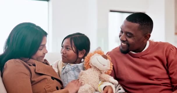 Feliz Conversa Crianças Com Pais Sofá Sala Estar Casa Família — Vídeo de Stock