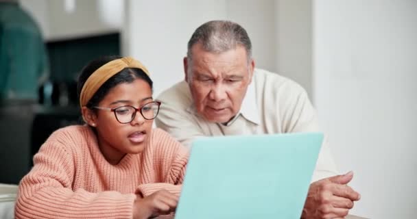 Großeltern Hilfe Und Kind Mit Laptop Für Die Erziehung Wohnzimmer — Stockvideo