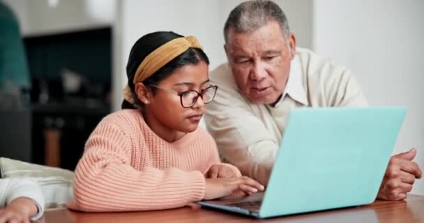 Grandparents Talking Child Laptop Education Living Room Help Browse Online — стоковое видео