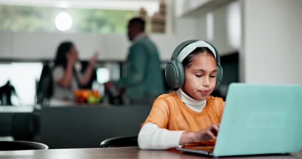 Praca Domowa Rodzice Kłócą Się Dziecko Laptopie Domu Dla Edukacji — Wideo stockowe