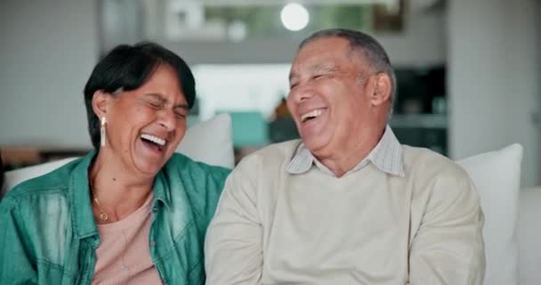 Zuhause Entspannen Und Senioren Lachen Über Lustige Witze Renten Oder — Stockvideo