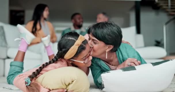 Großmutter Kuss Oder Kind Für Die Liebe Auf Wohnzimmerteppich Kissen — Stockvideo