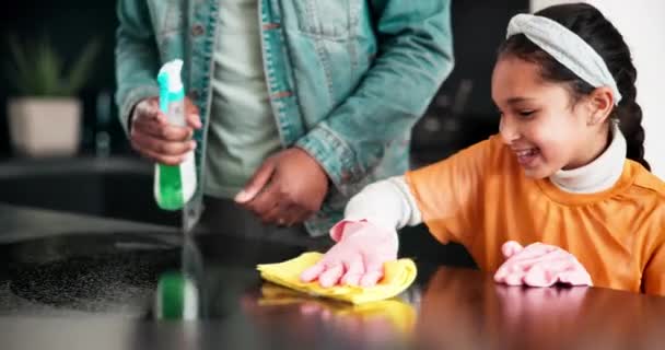 Föräldrar Dotter Eller Barn Rengöring Hus Eller Kök Med Spray — Stockvideo
