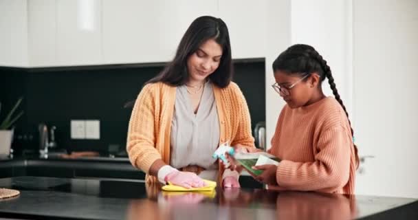 女儿或儿童用喷雾清洗房屋或厨房 用于学习 细菌和细菌用于清洁家庭 教小女孩用布擦拭表面以帮助做家务活的女人 — 图库视频影像
