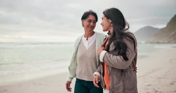 Passeggiata Sulla Spiaggia Amore Donna Con Madre Anziana Natura Legame — Video Stock
