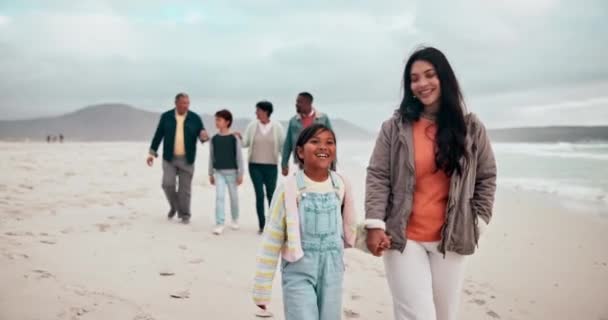 Moeder Kind Hand Hand Het Strand Grote Familie Vakantie Ontspannen — Stockvideo