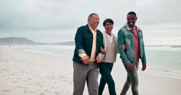 Passeggiata Sulla Spiaggia Amore Uomo Con Genitori Anziani Natura Legame — Video Stock